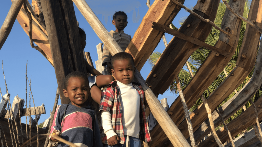 Crafting Boutres in Belo sur Mer : Sailing the Seas of Tradition Enfant-botry-cannels-tour-madagascar